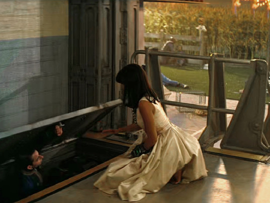 Datei:FOTV Lucy hides Norm in the Norm Hole.jpg