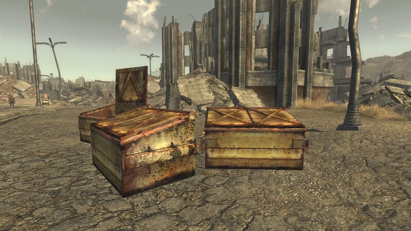 Datei:Dumpsters south of SS headquarters.jpg