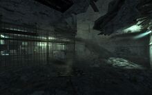 Die zerstörte Waffenkammer mit vielen Waffen und Munition