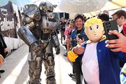 Ein Fan mit Vault-Boy-Maske macht ein Selfie mit einem Soldaten der Bruderschaft