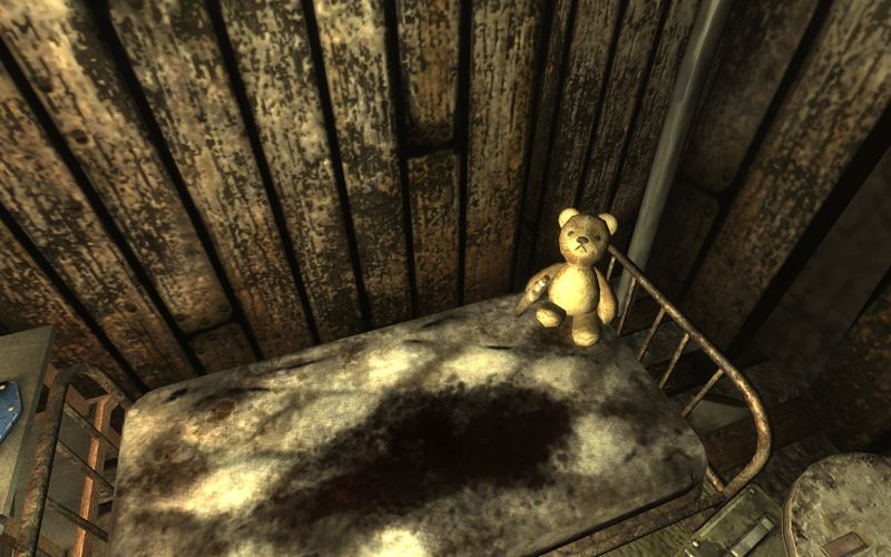 Datei:Teddy Bear w Whiskey Bottle.jpg