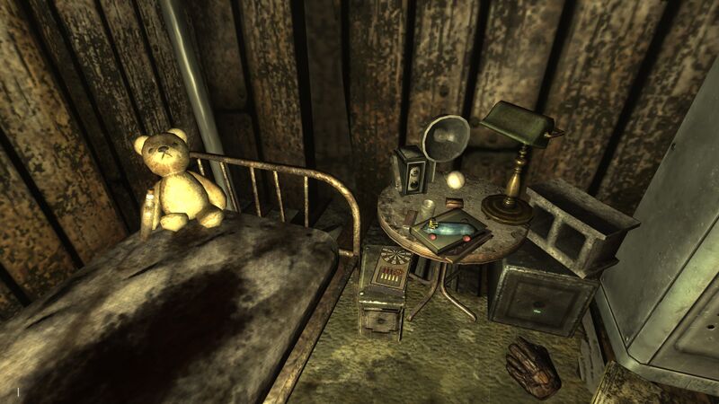 Datei:FO3 Sniper Shack drunk teddy.jpg