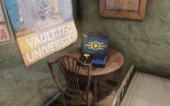Das Holoband in einem Vault-Tec-Koffer auf einem Tisch