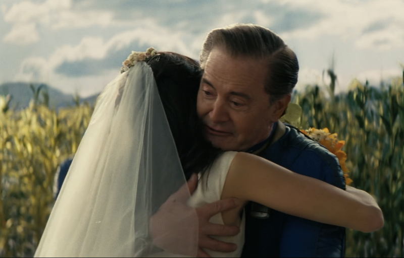 Datei:Hank hugging Lucy.png