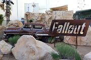 Kulisse mit 50er-Jahre-Auto und Fallout-Schild