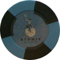 Ein Atomic Wrangler Poker Chip aus der Collectors Edition