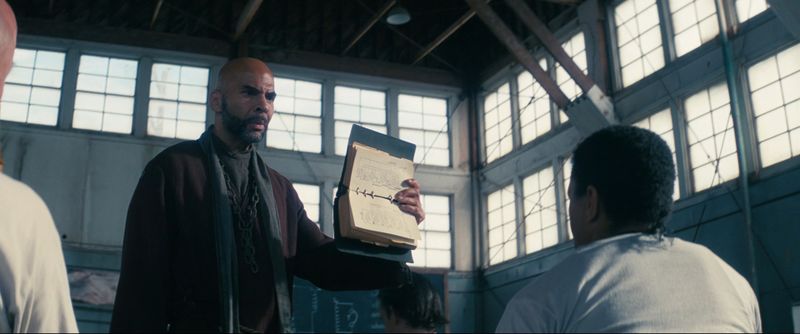 Datei:FoTV Felix holding book.jpg