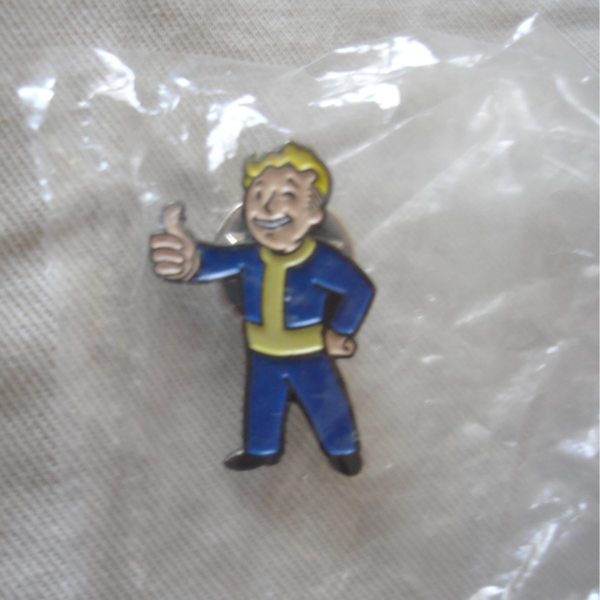 Datei:Vault boy lapel pin.png