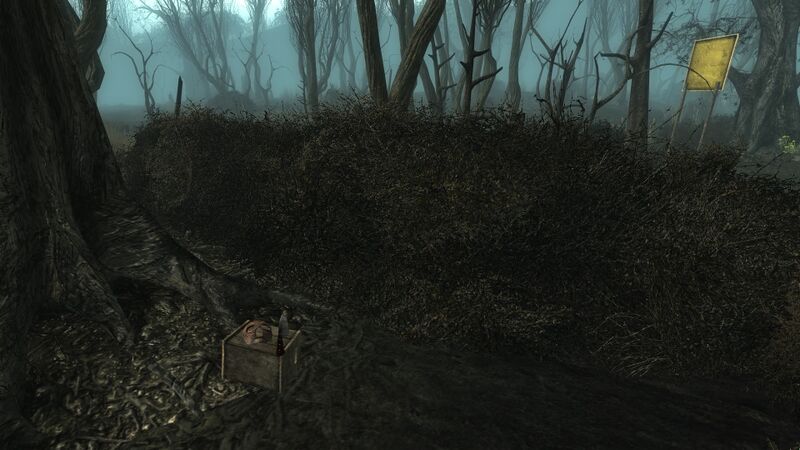 Datei:Toy knife and mask.jpg