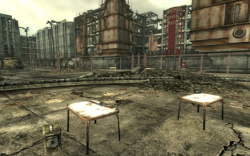 Datei:National Guard depot Courtyard loot.jpg