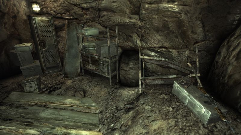 Datei:Hamilton's hideaway weapon cache.jpg