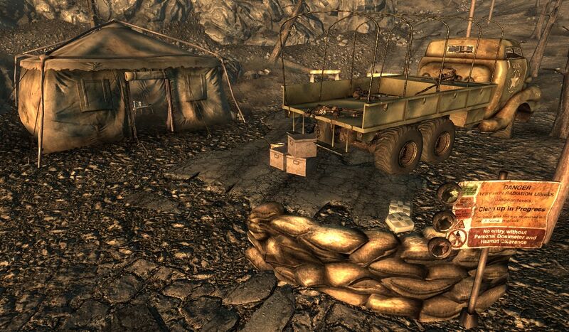 Datei:Reclining Groves Army outpost.jpg